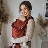 Maman avec le porte bébé ROOKIE Affinity grenat