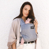 Maman en extérieur avec son porte-bébé physiologique Rookie Premium Gris Chiné