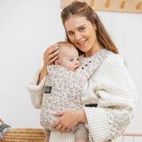 Maman avec son porte-bébé pratique et facile à enfile Rookie Baby