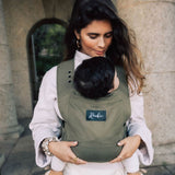Bébé dans son porte-bébé physiologique Rookie Premium Kaki