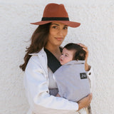 Maman avec son bébé dans son porte-bébé pratique et facile à enfiler Rookie Baby Modèle Revolution Gris