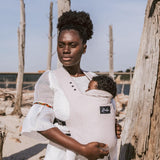 Maman avec son porte-bébé physiologique nouveau-né Rookie Premium Beige qu’elle utilise au quotidien