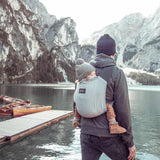 Papa en extérieur avec son porte-bébé physiologique Rookie Revolution Gris