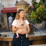 Maman avec son porte-bébé Rookie Premium Latte à La Ciotat