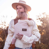 Maman avec son porte-bébé pratique Rookie Revolution en portage ventral Beige