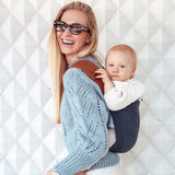 Maman avec son porte-bébé Rookie Revolution en portage dorsal