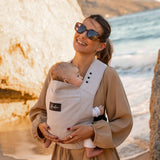 Maman avec son porte-bébé pratique Rookie Premium Beige