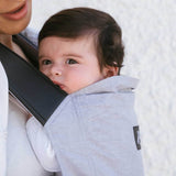 Maman avec son porte-bébé pour nouveau-né Rookie Revolution en portage ventral