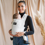 maman de face avec son porte-bébé ROOKIE premium beige et bébé