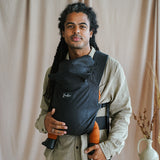 Papa portant bébé dans son ROOKIE pour nouveau-né noir