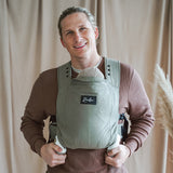 Papa avec bébé dans son porte-bébé physiologique Rookie Premium Kaki