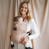 Bébé dans son porte-bébé physio ROOKIE Premium couleur latte