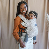 Petite fille dans son porte-bébé léopard ROOKIE baby physiologique