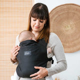 Maman avec son porte-bébé pratique et facile à enfile Rookie Baby