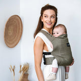 Maman avec son porte-bébé pratique et facile à enfile Rookie Baby