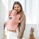 Maman avec son porte-bébé pratique et facile à enfile Rookie Baby