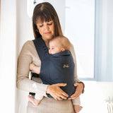 Maman avec son porte-bébé pratique et facile à enfile Rookie Baby