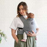 Maman de profil avec son joli porte-bébé phisio en coton et lin bio Rookie Premium Gris Chiné