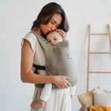 Maman de profil avec son joli porte-bébé physio en coton et lin bio Rookie Premium Kaki
