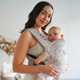 Maman de profil avec son joli porte-bébé physio en coton et lin bio Rookie Premium Imprimé Leopard Beige