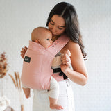 Maman de profil avec son joli porte-bébé physio en coton et lin bio Rookie Premium Rose Pâle