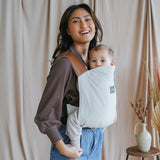 Maman et bébé dans son porte-bébé rookie revolution beige portage ventral