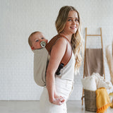 Maman de profil avec son joli porte-bébé dorsal :Rookie Revolution - Beige/Marron