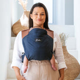 Maman avec son bébé dans son porte-bébé pratique et facile à enfiler Rookie Baby Modèle Revolution Bleu Marine
