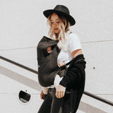 Maman en extérieur avec son porte-bébé physiologique Rookie Premium Noir