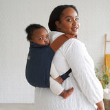 Maman de profil avec son joli porte-bébé dorsal :Rookie Revolution - Bleu Marine/Marron