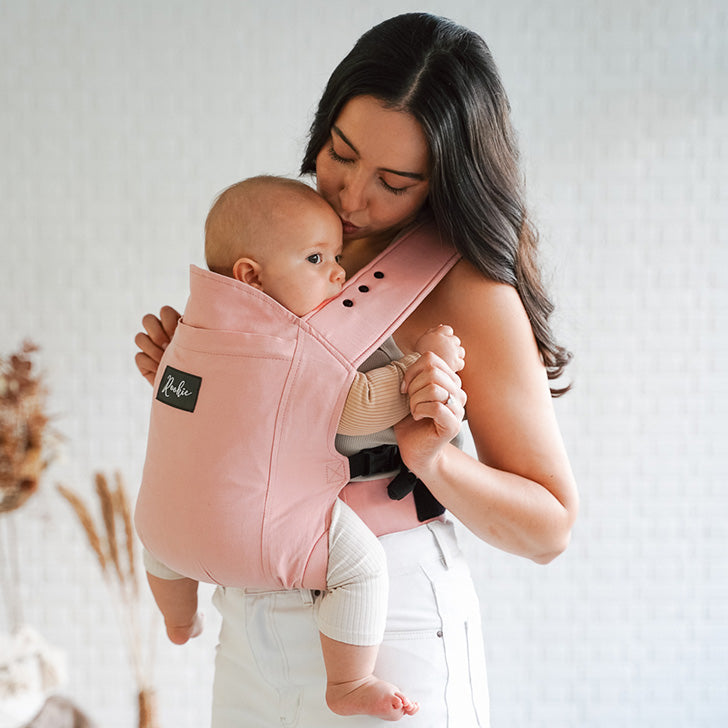Maman de profil avec son joli porte-bébé physio en coton et lin bio Rookie Premium  Rose Pâle