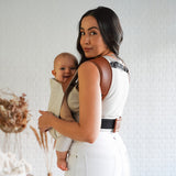 Maman de profil avec son joli porte-bébé physio en coton et lin bio Rookie Revolution - Bleu Marine/Marron
